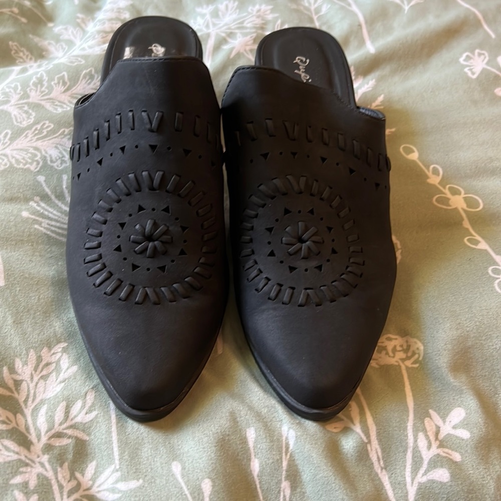 Black clogs/boots